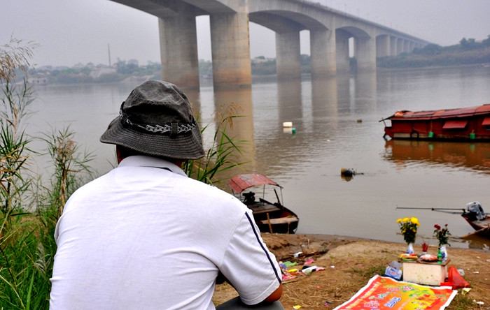 Mong chờ, khắc khoải, thương tâm… hướng về dòng nước sông Hồng để mong tin tìm thấy xác chị Huyền là tâm trạng của mỗi người khi tới đây.