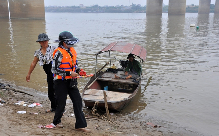 Cũng có "nhà ngoại cảm" được gia đình mời đi tìm kiếm cùng đoàn cứu hộ. Tuy nhiên vẫn không có kết quả.