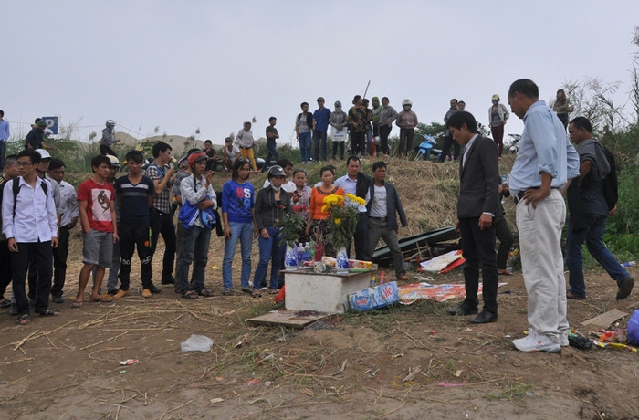 Hàng trăm người tập trung nơi đây để hi vọng xác chị Huyền nhanh tìm thấy.