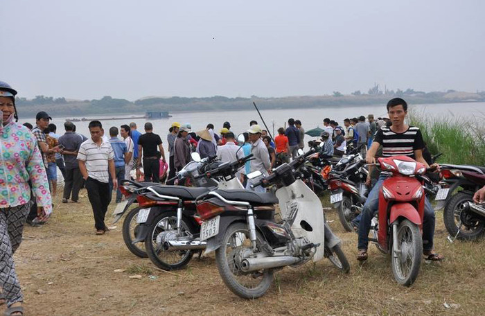 Dòng người vẫn đổ về đây để chia sẻ cùng gia đình về hoàn cảnh thương tâm này.