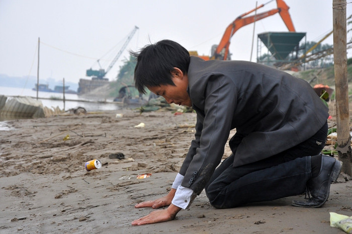 Trong nhiều ngày qua, cũng có nhiều đối tượng tự xưng là “nhà ngoại cảm” đến để tìm kiếm xác nạn nhân.