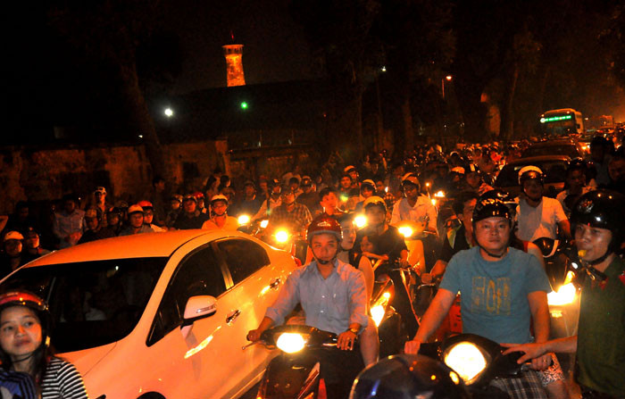 Giao thông trên con đường Hoàng Diệu bị ùn tắc nghiêm trọng. Dòng người đi qua đây, ai cũng phải một lần hướng về ngôi nhà số 30 Hoàng Diệu.