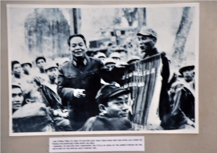 Những bức ảnh về những năm tháng kháng chiến chống Pháp và đế quốc Mỹ trường kì mà vẻ vang của dân tộc.