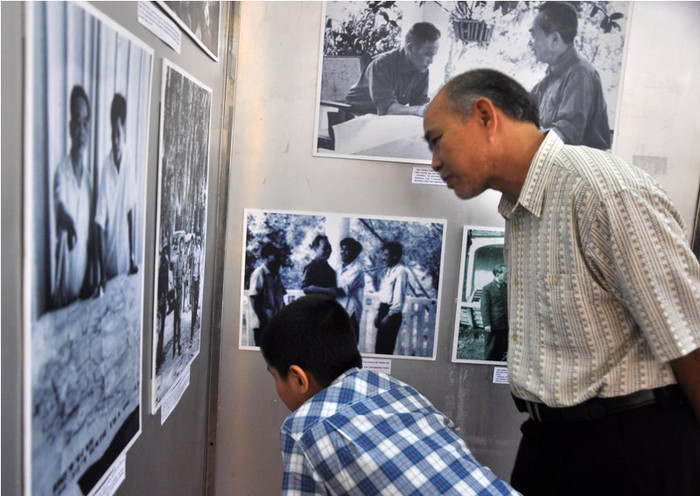 Em Đỗ Hoàng Anh, 9 tuổi (Hà Nội) đang chú ý xem từng bức ảnh về Đại tướng