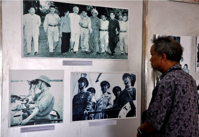 Là một người cựu chiến binh từng tham gia cuộc chiến ở Quảng Trị - Ông Nguyễn Mạnh Hùng (Đống Đa, Hà Nội) vô cùng thương tiếc khi nghe tin Đại tướng mất. Và cũng qua triển lãm này ông thấy được một con người xuất phát từ nhân dân và sống cũng vì nhân dân.