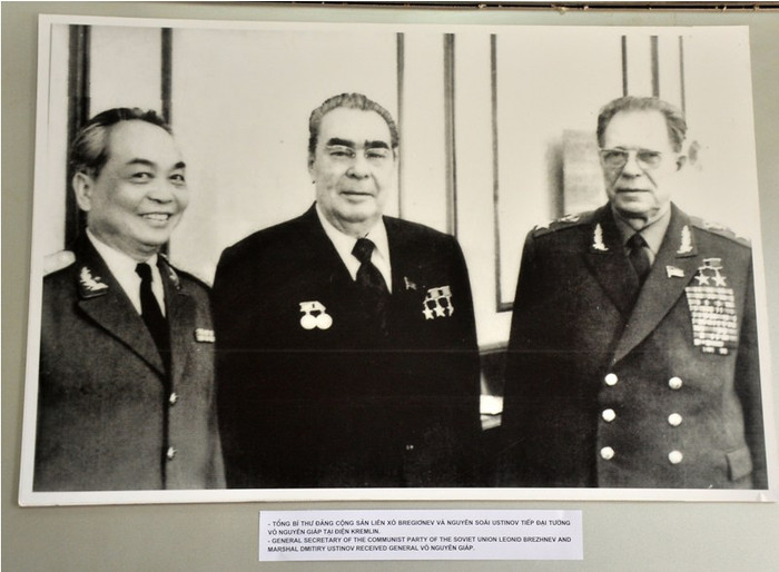 Đại tướng với bè bạn quốc tế