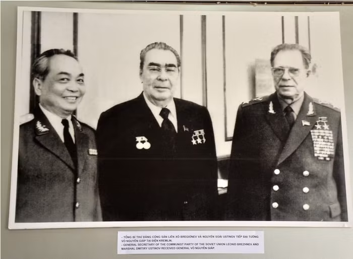 Đại tướng với bè bạn quốc tế