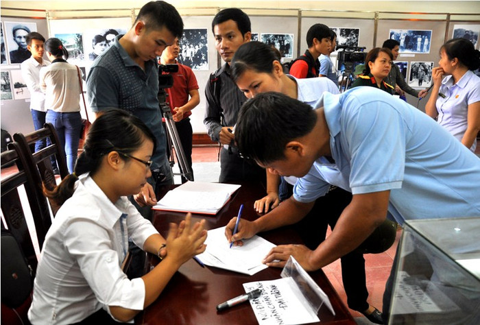 Mới mở cửa đón khách từ sáng nay nhưng hàng trăm người đã đến để xem triển lãm ảnh và có rất nhiều cảm xúc về hoạt động ý nghĩa này.