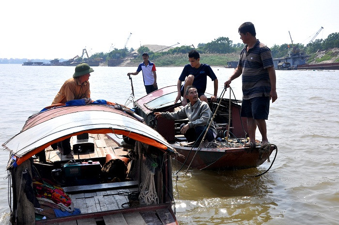 Các thành viên trong đội lặn đều mong muốn sớm tìm được xác chị Huyền để chị được về với gia đình của mình và gia đình chị cũng được thanh thản hơn. Các thành viên trong đội lặn đều mong muốn sớm tìm được xác chị Huyền để chị được về với gia đình của mình và gia đình chị cũng được thanh thản hơn.