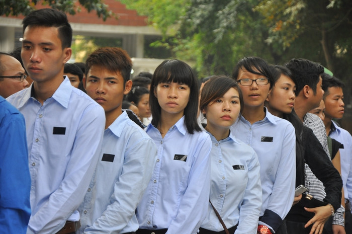 Băng tang cài trên ngực những người trẻ…. Băng tang cài trên ngực những người trẻ….