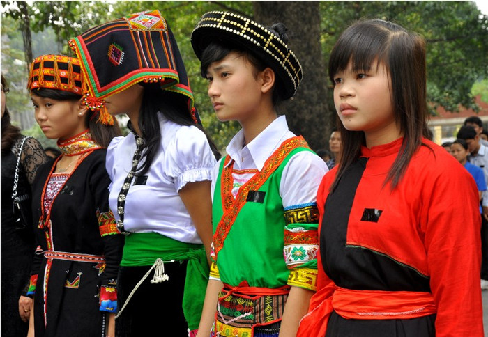 Đoàn học sinh trường trung học phổ thông bán trú Yên Bái cài băng tang tưởng nhớ công lao của Đại tướng. Đoàn học sinh trường trung học phổ thông bán trú Yên Bái cài băng tang tưởng nhớ công lao của Đại tướng.