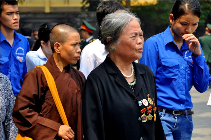 Những giọt nước mắt vẫn cứ tuôn dài… Những giọt nước mắt vẫn cứ tuôn dài…