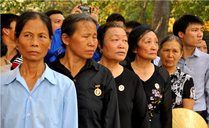 Xếp hàng từ 7 giờ sáng để đợi tới giờ vào viếng, bà Nguyễn Kim Dung – cựu chiến binh Quang Trung (Hà Nội) rất xúc động trước sự ra đi của Đại tướng. Xếp hàng từ 7 giờ sáng để đợi tới giờ vào viếng, bà Nguyễn Kim Dung – cựu chiến binh Quang Trung (Hà Nội) rất xúc động trước sự ra đi của Đại tướng.