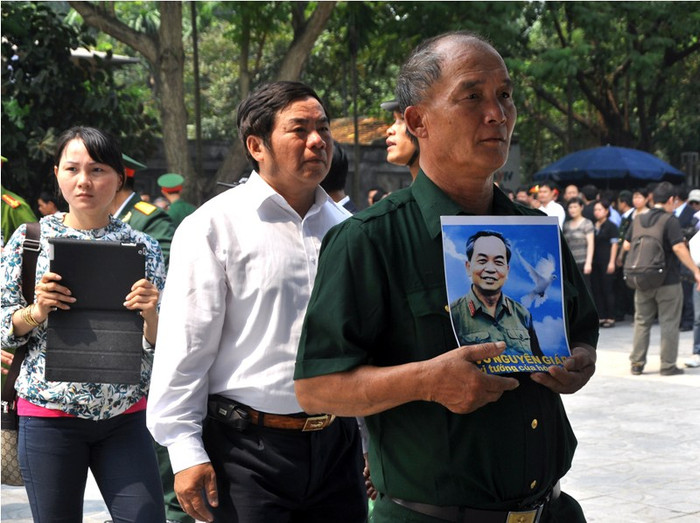 Những trang báo viết về Đại tướng cũng được dơ cao để ca ngợi vị Đại tướng tài giỏi của dân tộc Những trang báo viết về Đại tướng cũng được dơ cao để ca ngợi vị Đại tướng tài giỏi của dân tộc