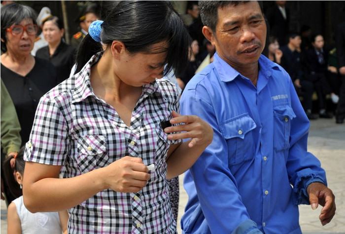 Đồng bào cả nước lại tự cài băng tang để tưởng nhớ công lao của Đại tướng. Đồng bào cả nước lại tự cài băng tang để tưởng nhớ công lao của Đại tướng.