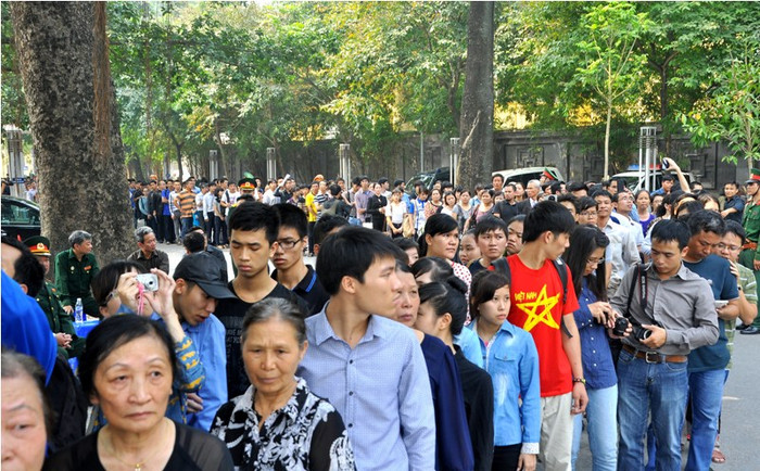 Dòng người cứ nối tiếp nhau để vào viếng Đại tướng của nhân dân và vì nhân dân. Dòng người cứ nối tiếp nhau để vào viếng Đại tướng của nhân dân và vì nhân dân.