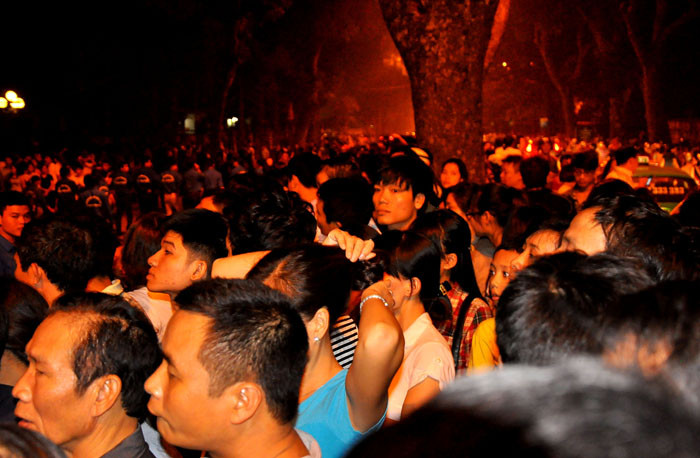 Cùng nhau nhìn vào ngôi nhà Đại tướng với niềm tiếc thương vô hạn.