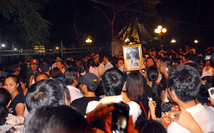 Ảnh Đại tướng Võ Nguyên Giáp cũng được mọi người dâng cao trong dòng người.