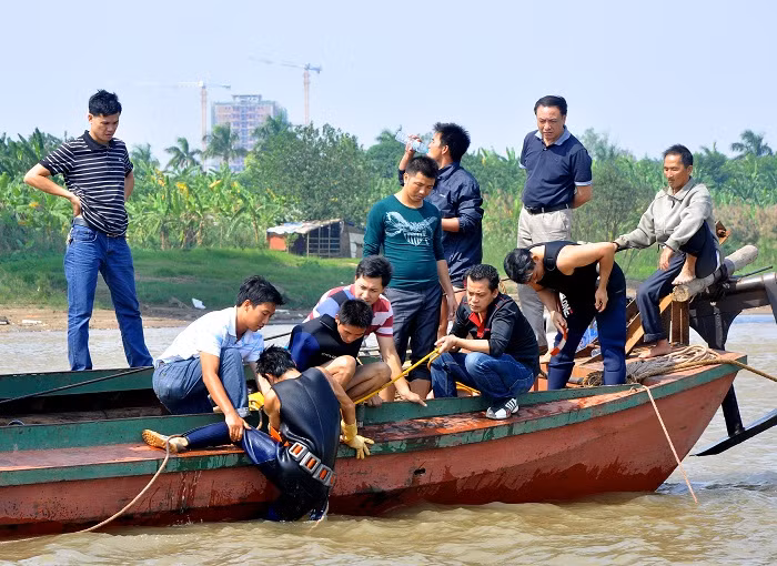 Công việc tìm kiếm diễn ra rất khẩn trương và có sự cố gắng hết mình của các anh em thợ lặn.