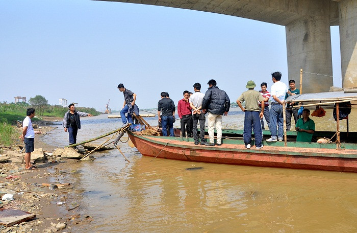 Đến 11 giờ 20, các thành viên đội lặn đã ngừng tím kiếm để nghỉ trưa và sẽ tiếp tục tìm kiếm từ 14 giờ chiều. Đến 11 giờ 20, các thành viên đội lặn đã ngừng tím kiếm để nghỉ trưa và sẽ tiếp tục tìm kiếm từ 14 giờ chiều.