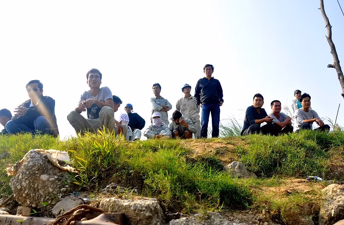 Từ đầu giờ sáng nay (25/10), không chỉ người nhà nạn nhân Lê Thị Thanh Huyền mà còn có rất đông người dân đã đến khu vực tìm kiếm để ngóng đợi tin tức từ đội thợ lặn.