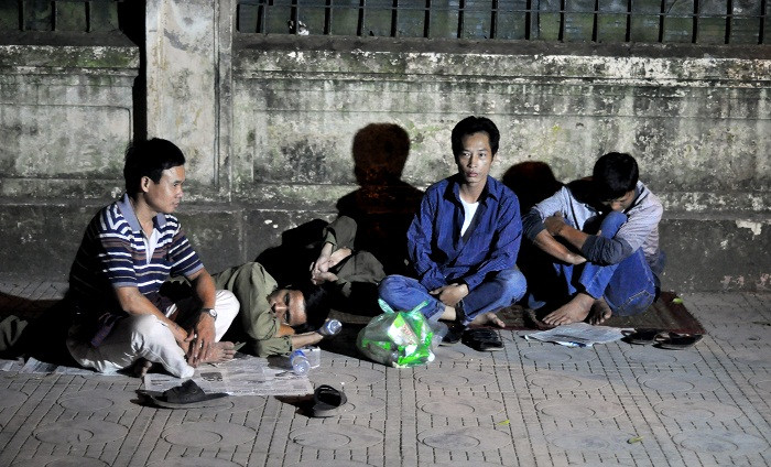 Anh Nguyễn Văn Hướng (Song Phượng, Hoài Đức) cùng anh em trong làng đã có mặt từ rất sớm để xếp hàng viếng Đại tướng.