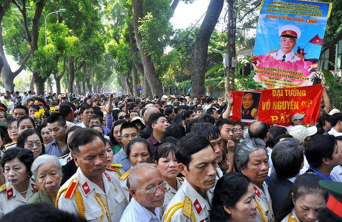 Hàng vạn người lại tập trung về số nhà 30 khiến con đường Hoàng Diệu chật kín người.