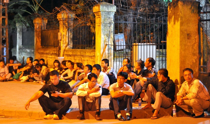 Từ 1 giờ sáng, mọi người đã bắt đầu ngồi theo hàng để đợi giờ mở cửa.