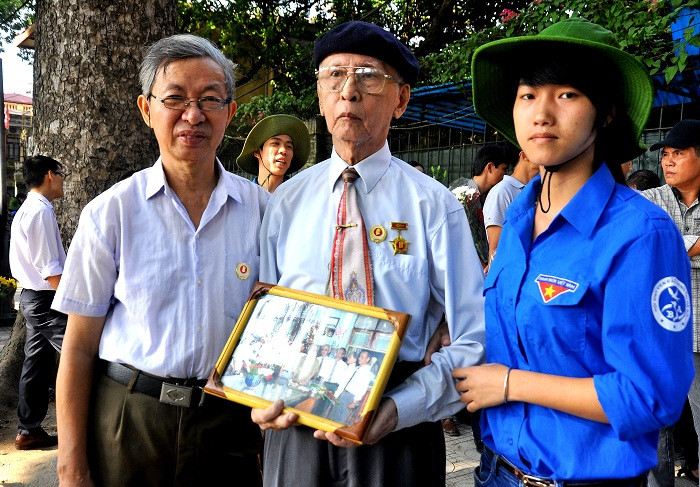 Nhưng họ đều giữ những kỉ niệm đẹp nhất về Đại tướng. Ông Bùi Trong Lộc (ở giữa), 81 tuổi, Quán Thánh (Hà Nội) mang theo tấm hình chụp chung cùng Đại tướng để đến viếng hương hồn người.