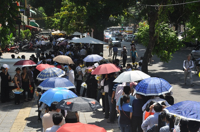 Hai hàng người nghiêm trang xếp ngay ngắn để tiến về ngôi nhà riêng của Đại tướng.