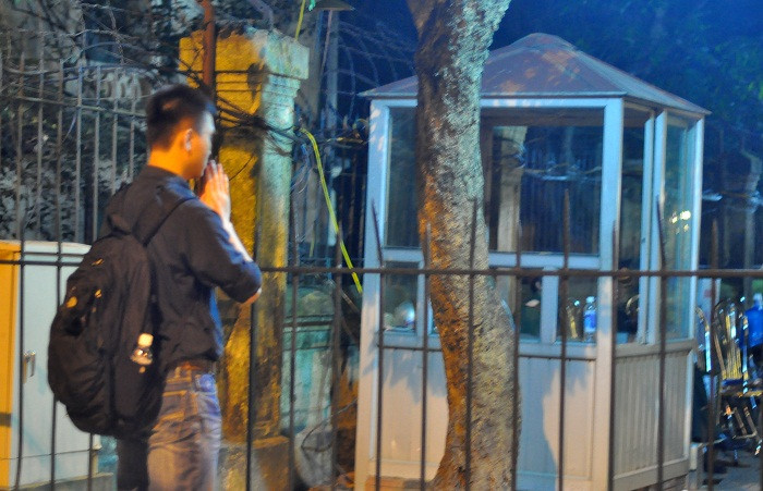 Anh Ngô Trọng Đức (Hải Phòng) đã đi hơn 100 km để đến trước cổng nhà Đại tướng chắp tay cầu khấn linh hồn Đại tướng.