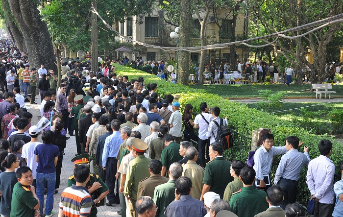 Đâu đâu cũng là những đoàn người từ nhiều vùng, nhiều nơi về viếng Đại tướng Võ Nguyên Giáp.