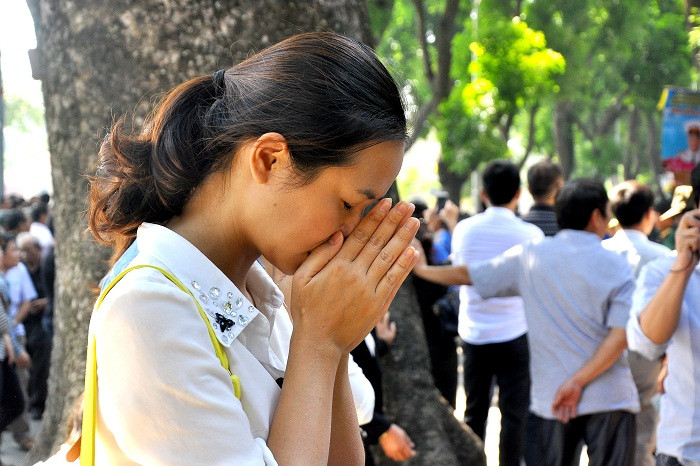 Không khó bắt gặp những hình ảnh người dân chắp tay trước nhà Đại tướng.