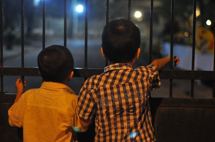 Những cháu bé cũng thức trắng đêm để đợi vào viếng Đại tướng