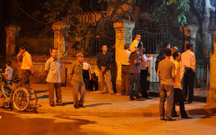 Ngay từ nửa đêm, nhiều người đã tập trung trước cổng nhà Đại tướng với mong muốn được thăm viếng hương hồn cụ.