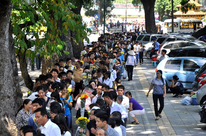 Dòng người cứ nối tiếp, nối tiếp nhau…