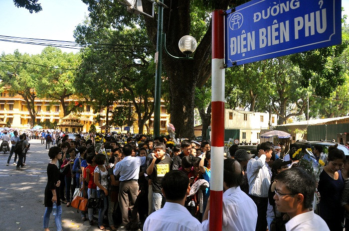 Con đường Điện Biên Phủ cũng đông kín người dân xếp hàng vào viếng Đại tướng…
