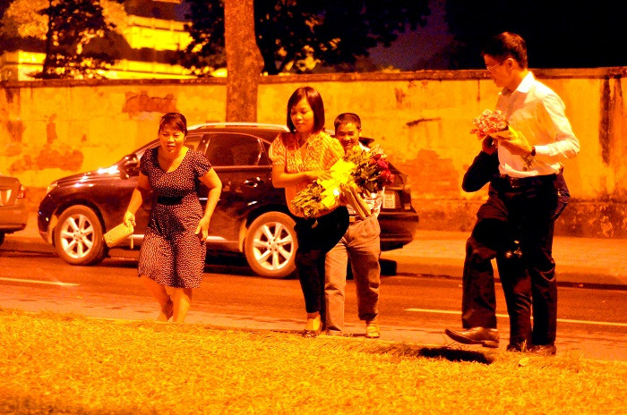 Thời gian càng về sáng, dòng người đổ vể phố Hoàng Diệu càng lúc càng đông.