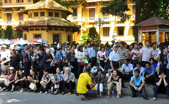 Điểm cuối hàng được mọi người tập trung trên đường Tôn Thất Đàm (trước Lăng Chủ tịch Hồ Chí Minh).