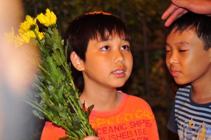 Các cháu nhỏ cũng đem hoa tươi đến để viếng Đại tướng Các cháu nhỏ cũng đem hoa tươi đến để viếng Đại tướng