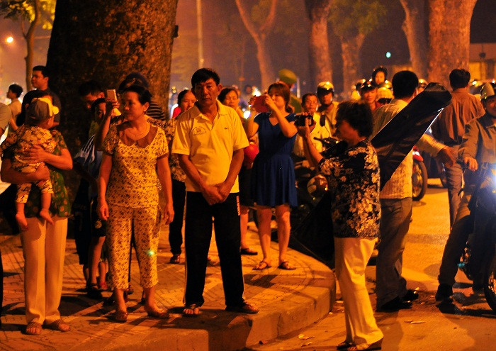 Gần 7 giờ tối, dòng người lại kéo nhau về đứng trước cổng nhà riêng Đại tướng với mong muốn được thăm viếng Đại tướng. Gần 7 giờ tối, dòng người lại kéo nhau về đứng trước cổng nhà riêng Đại tướng với mong muốn được thăm viếng Đại tướng.