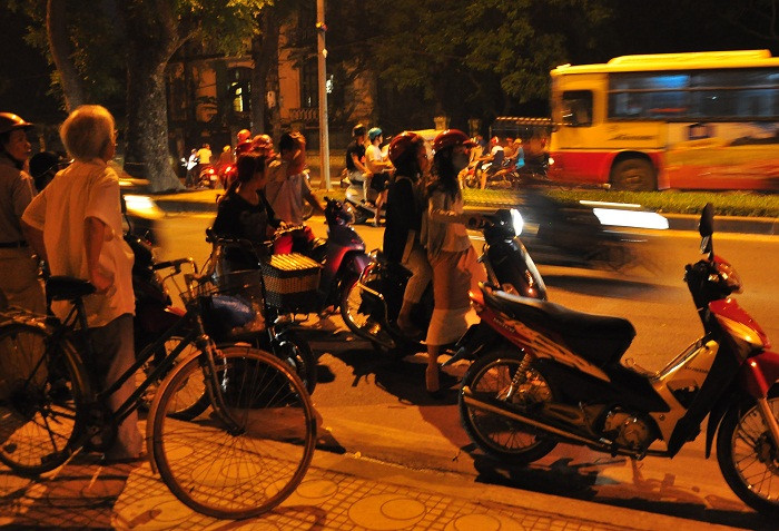 Tuy nhiên, dòng người mỗi lúc một đông hơn Tuy nhiên, dòng người mỗi lúc một đông hơn