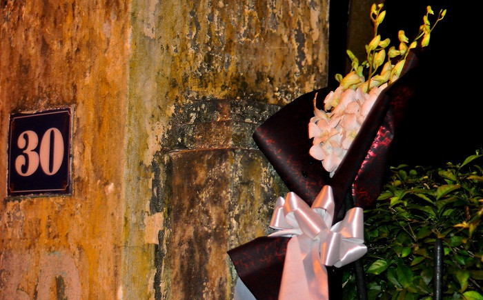 Bó hoa trắng cúng viếng Đại tướng của một người phụ nữ Bó hoa trắng cúng viếng Đại tướng của một người phụ nữ