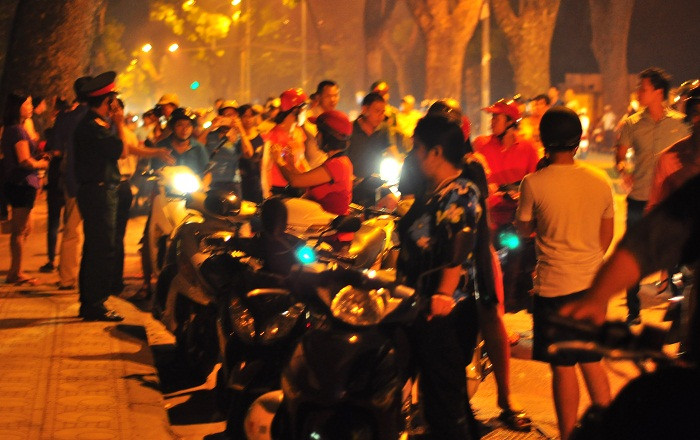 Phía trước cổng chính nhà riêng Đại tướng đông kín người dân Phía trước cổng chính nhà riêng Đại tướng đông kín người dân