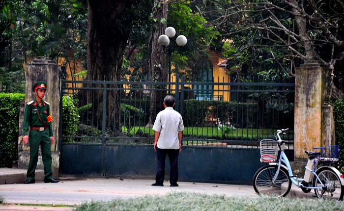 Từ sáng ngày 5/10, khi nghe tin Đại tướng Võ Nguyên Giáp mất, nhiều người dân qua đây đều đi chậm và hướng vào ngôi nhà riêng của Đại tướng. Nhiều người còn dừng hẳn xe, hướng vào ngôi nhà chắp tay khấn vái. Từ sáng ngày 5/10, khi nghe tin Đại tướng Võ Nguyên Giáp mất, nhiều người dân qua đây đều đi chậm và hướng vào ngôi nhà riêng của Đại tướng. Nhiều người còn dừng hẳn xe, hướng vào ngôi nhà chắp tay khấn vái.