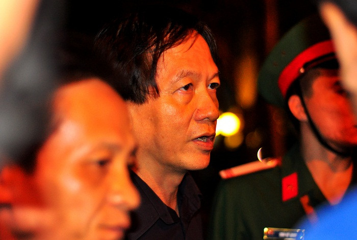 Để đáp lại niềm xót thương của đồng bào đứng ngoài cổng để được viếng Đại tướng, Anh Võ Hồng Nam con trai út của Đại tướng cám ơn mọi người. Để đáp lại niềm xót thương của đồng bào đứng ngoài cổng để được viếng Đại tướng, Anh Võ Hồng Nam con trai út của Đại tướng cám ơn mọi người.