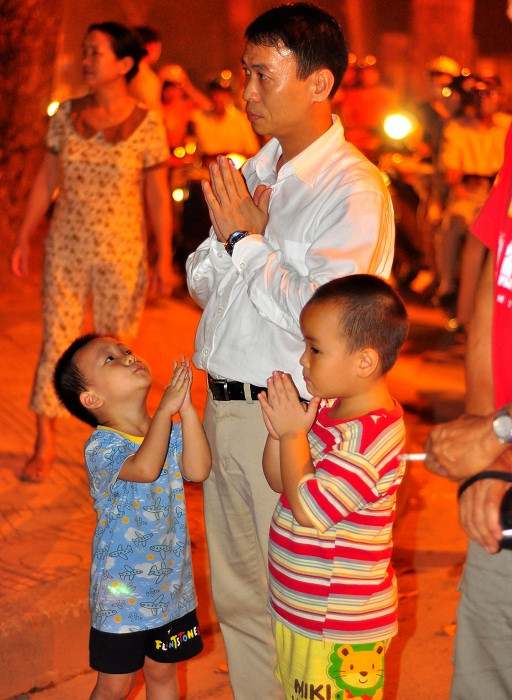 Chắp tay khấn vái vong linh Đại tướng trước nhà riêng. Chắp tay khấn vái vong linh Đại tướng trước nhà riêng.