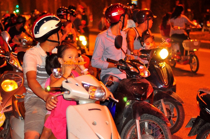 Từ người lớn cho đến các em nhỏ đều hướng vào ngôi nhà của Đại tướng với lòng xót thương trước sự mất mát của cả dân tộc. Từ người lớn cho đến các em nhỏ đều hướng vào ngôi nhà của Đại tướng với lòng xót thương trước sự mất mát của cả dân tộc.