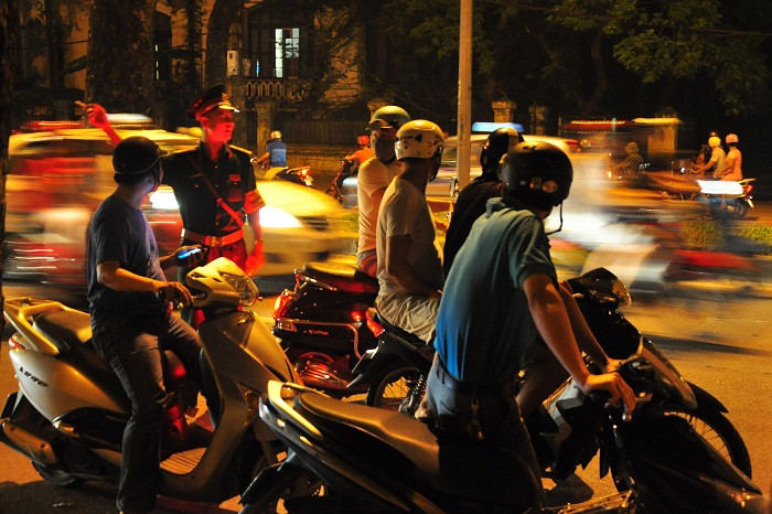 Lực lượng cảnh vệ quanh nhà Đại tướng cũng phải xuống đường để giải thích và khuyên mọi người ngày mai tới viếng Đại tướng để tránh tình trạng ùn tắc giao thông. Lực lượng cảnh vệ quanh nhà Đại tướng cũng phải xuống đường để giải thích và khuyên mọi người ngày mai tới viếng Đại tướng để tránh tình trạng ùn tắc giao thông.