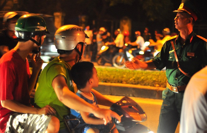 Nhiều người đứng cả phía bên đường nhìn sang căn nhà riêng của Đại tướng. Nhiều người đứng cả phía bên đường nhìn sang căn nhà riêng của Đại tướng.